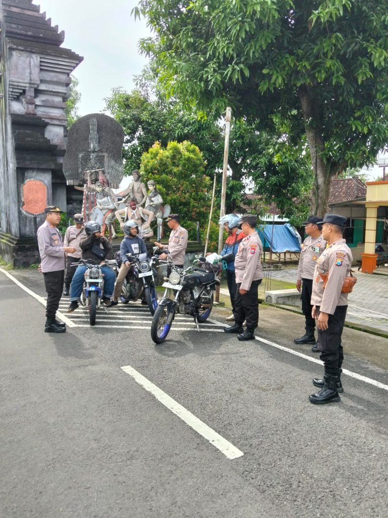 Polsek Badegan Laksanakan Penyekatan Antisipasi Pergeseran Suporter Persebaya