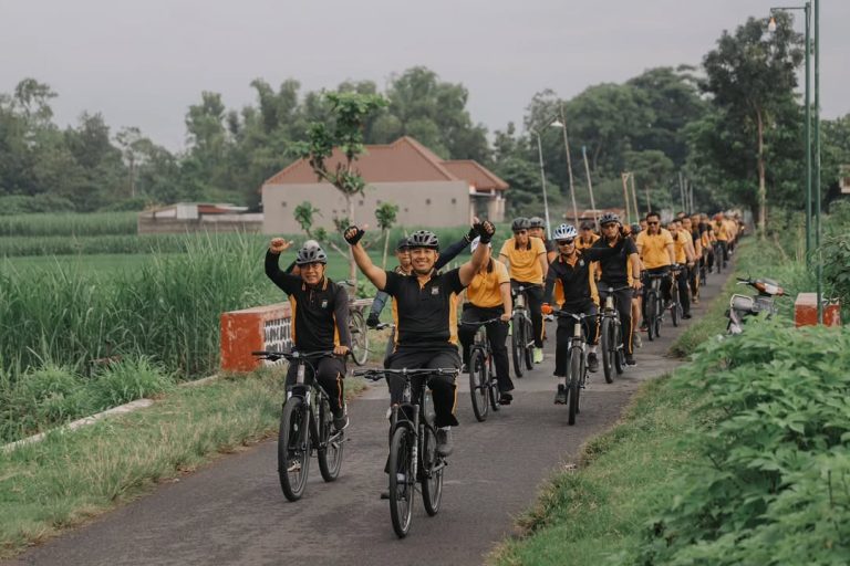 Keliling Kampung Bersepeda Kapolres Kediri Ajak Warga Jaga Lingkungan