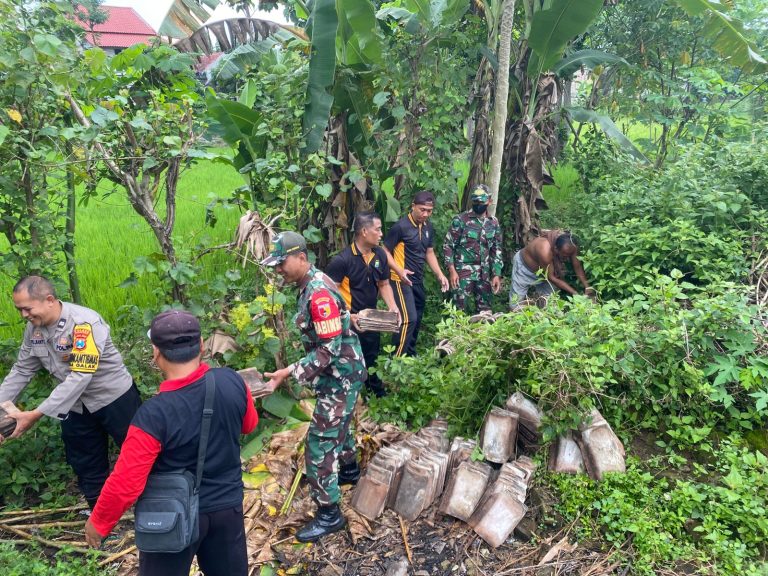 Sinergitas TNI–Polri Dan Pemerintah Kecamatan Slahung Wujud Nyata Dalam Giat Kerja Bakti