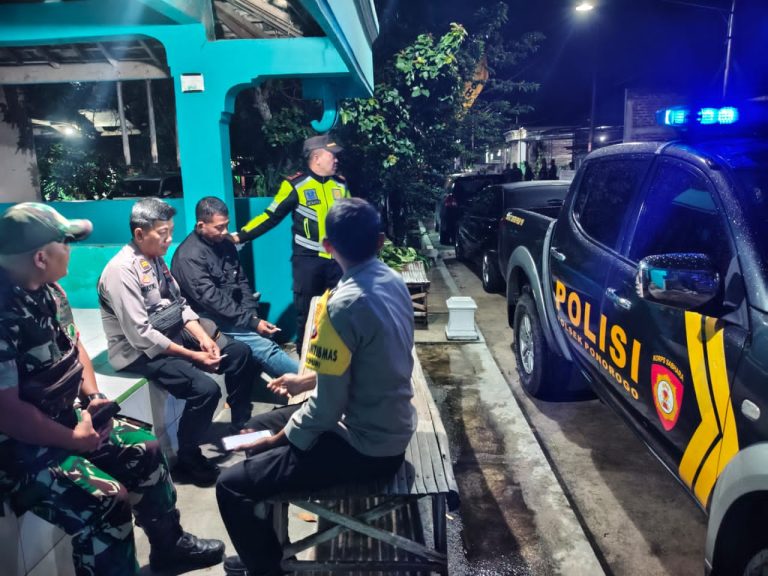 Kapolsek Ponorogo Pimpin Patroli Harkamtibmas Antisipasi Gangguan Keamanan Malam Hari