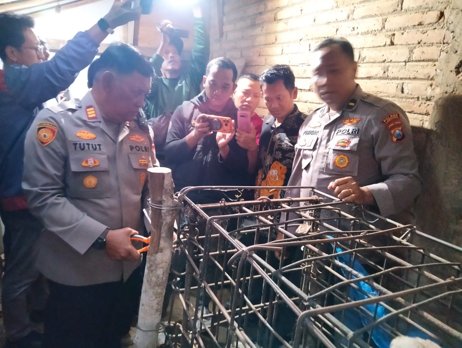 Kapolsek Sawoo Pimpin Evakuasi ODGJ Viral di Desa Temon bersama Ipda Purnomo, Situasi Berjalan Aman dan Kondusif