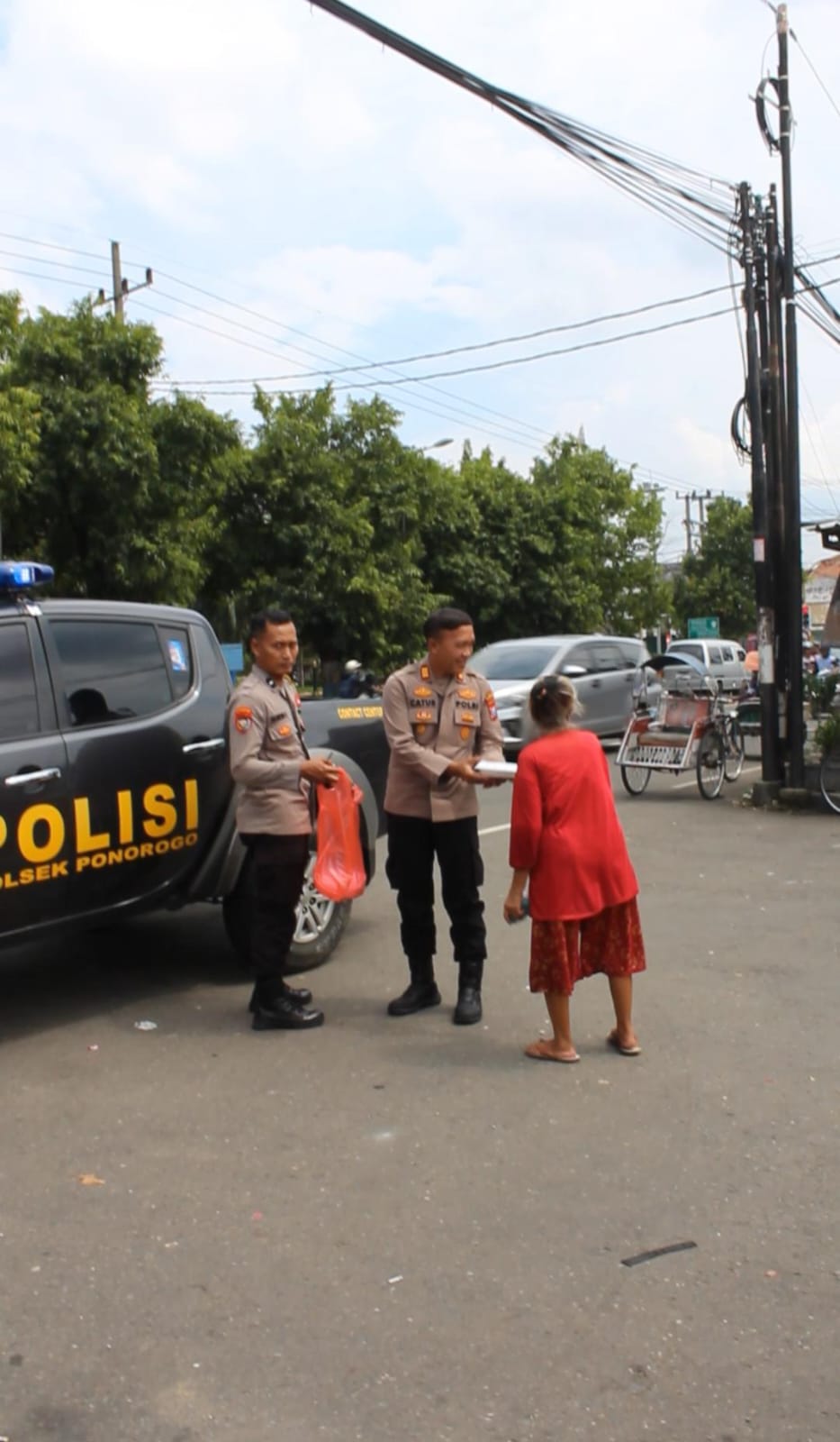 Polsek Ponorogo Gelar Jumat Berkah, Bagikan 200 Paket Nasi kepada Masyarakat