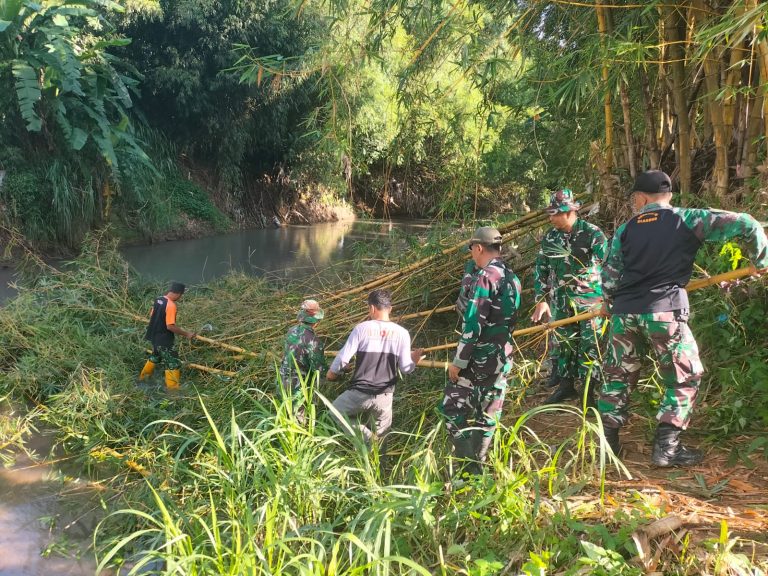 Siapkan Lokasi Pembangunan Jembatan Gantung, Anggota Kodim Ponorogo Kerja Bakti Pembersihan Rumpun Bambu