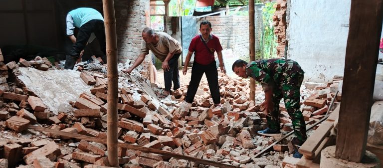 Rumah Roboh Akibat Gempa Bumi, Anggota Kodim Ponorogo Gerak Cepat Bantu Warga Terdampak