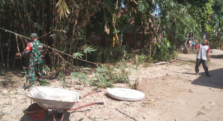 Bantu Kesulitan Warga, Babinsa Kodim Ponorogo Ikut Kerja Bakti Potong Bambu