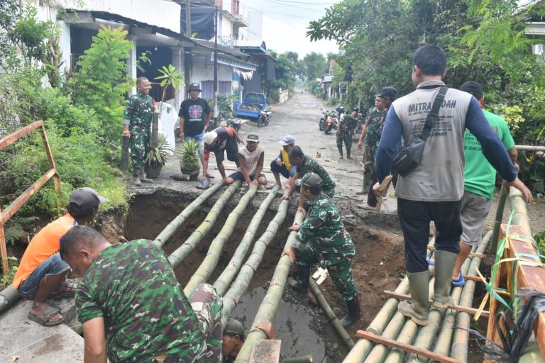 Jembatan Ambrol, Anggota Kodim Ponorogo dan Masyarakat Buat Jembatan Darurat