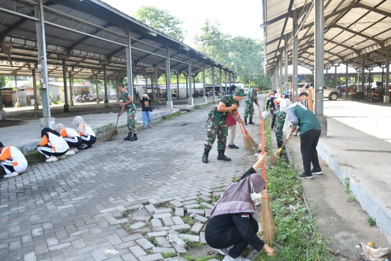 Anggota Kodim Ponorogo dan Masyarakat Gotong Royong Bersihkan Lingkungan