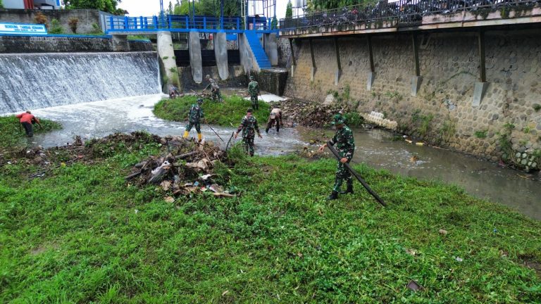 Anggota Kodim Ponorogo dan Masyarakat Gotong Royong Bersihkan Lingkungan