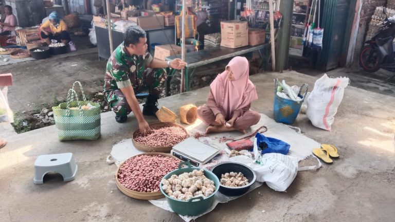 Bulan Puasa, Babinsa Kodim Ponorogo Pantau Stabilitas Harga Sembako