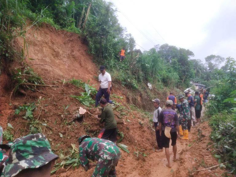 Jalan Tertimbun Longsor, Anggota Kodim Ponorogo dan Rakyat Gerak Cepat Atasi