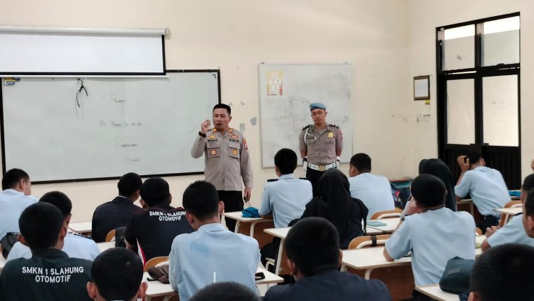 Polsek Slahung Sosialisasikan Operasi Keselamatan Semeru 2026 di SMKN 1 Slahung