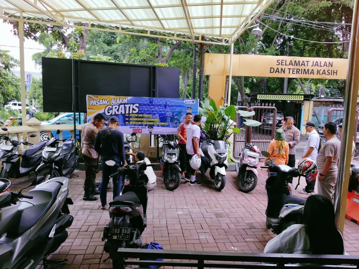 Pasang Alarm Gratis di Polsek Wonocolo Sepuluh Pendaftar Pertama Diberi Bonus Buah Durian