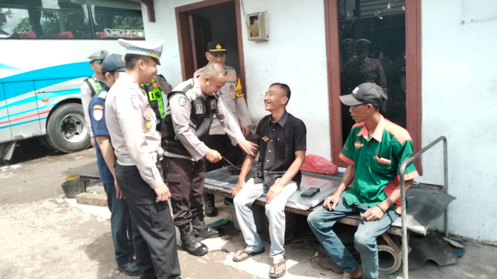 Polres Bondowoso Periksa Kesehatan Sopir Angkutan Umum di Hari Pertama Ops Keselamatan Semeru