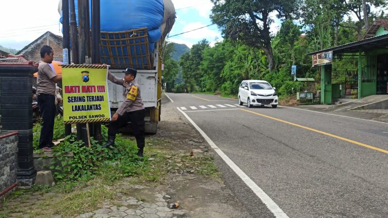 Kapolsek Sawoo Pasang Banner Himbauan Daerah Rawan Laka Lantas