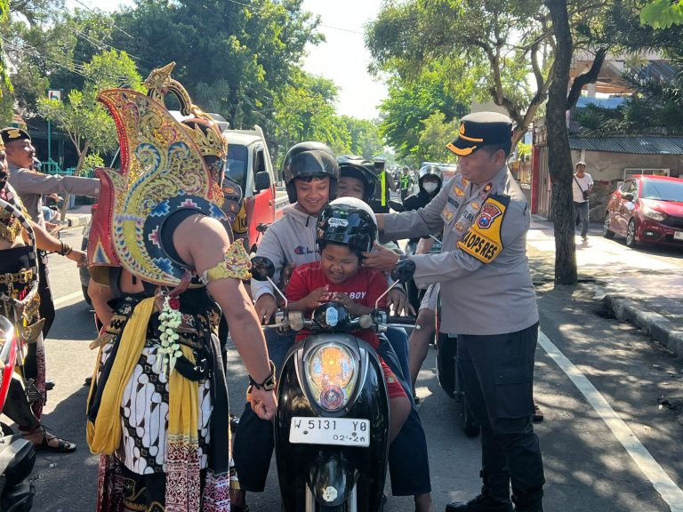 Unik..! Polres Blitar Kota Terjunkan Gatotkaca dan Werkudara Sosialisasikan Ops Keselamatan Semeru 2026