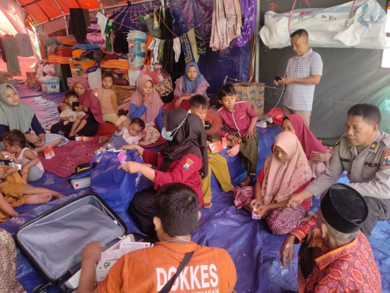 Polres Pamekasan Beri Bantuan Obat dan Layanan Kesehatan Untuk Warga Terdampak Longsor di Pasean