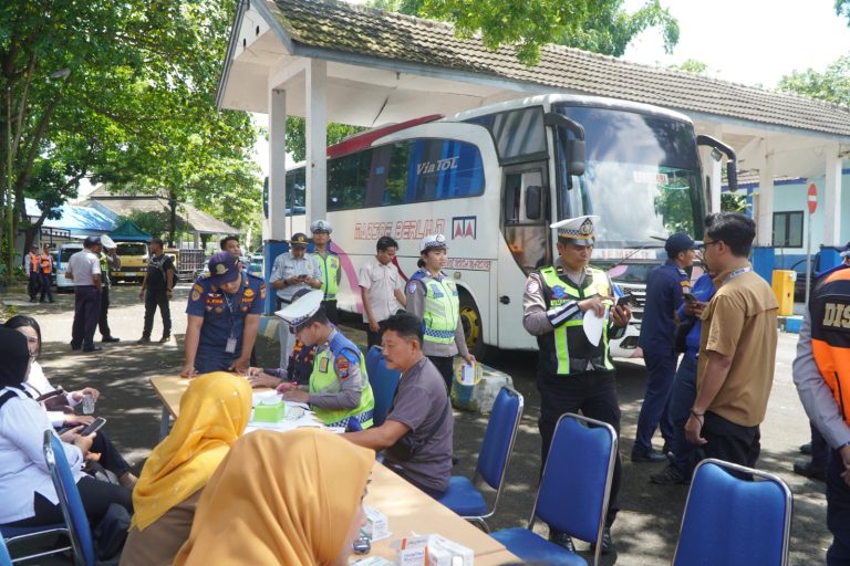 Operasi Keselamatan Semeru, Polres Malang Gelar Ramp Check dan Tes Urine Awak Bus