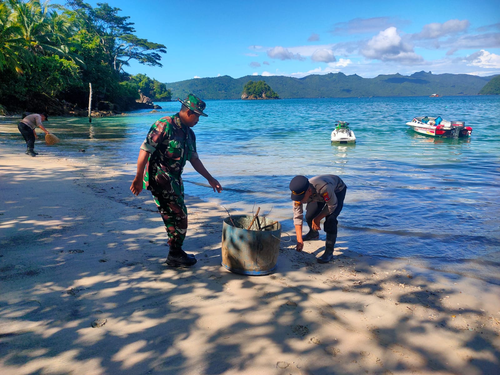 Gotong Royong Polres Trenggalek Bersihkan Area Pantai Mutiara Watulimo