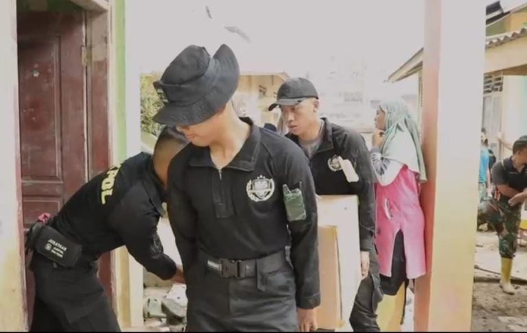 Taruna Akpol Latsitardanus di Aceh Tamiang, Bersihkan Lumpur Pasar hingga Santuni Korban Hanyut