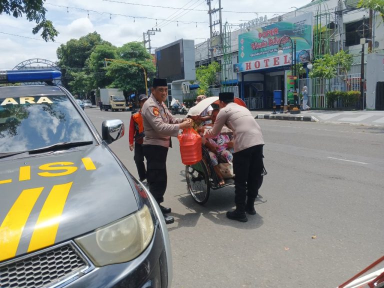 Polsek Ponorogo Gelar “Jumat Berkah”, Bagikan 200 Paket Nasi Kotak untuk Warga