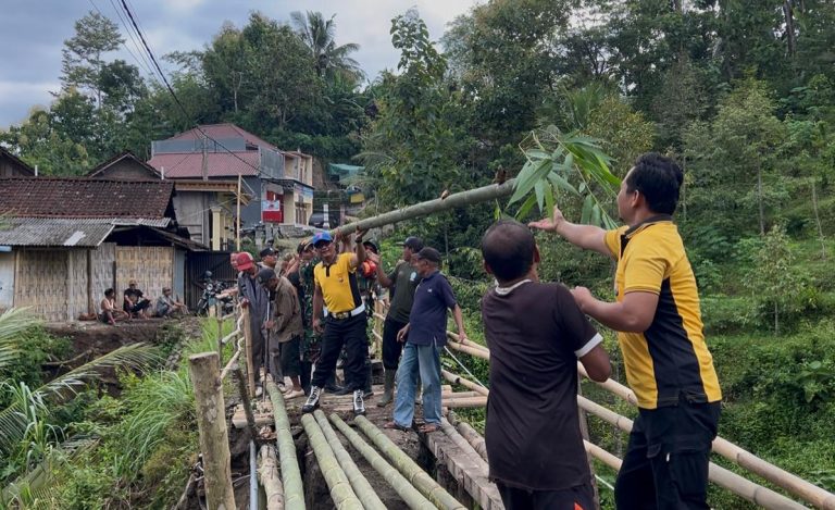 Polres Ponorogo Perbaiki Jembatan Darurat, Akses Dua Desa di Ngebel Kembali Normal