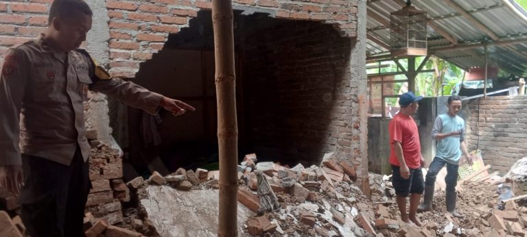 Gempa 6,4 SR Guncang Ponorogo, Sejumlah Rumah Warga Roboh, Polri – TNI Serta Warga Bergerak Cepat Gotong Royong Bersihkan Material