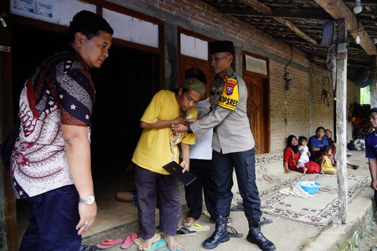Tragedi Sungai Sidowayah, Empat Bocah di Jambon Ponorogo Tewas Tenggelam, Kapolres Ponorogo Sambangi Keluarga Dan Berikan Santunan