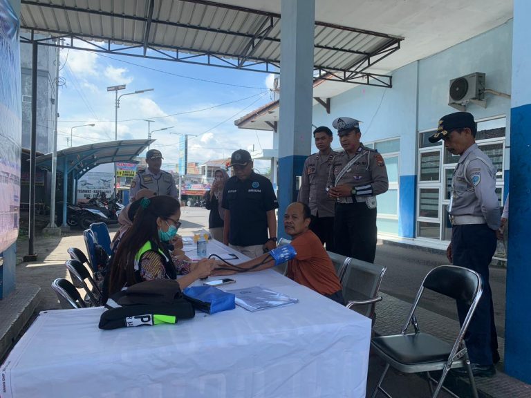 Layanan Kesehatan Gratis, Aksi Simpatik Polres Blitar Edukasi Pengguna Jalan di Ops Keselamatan Semeru