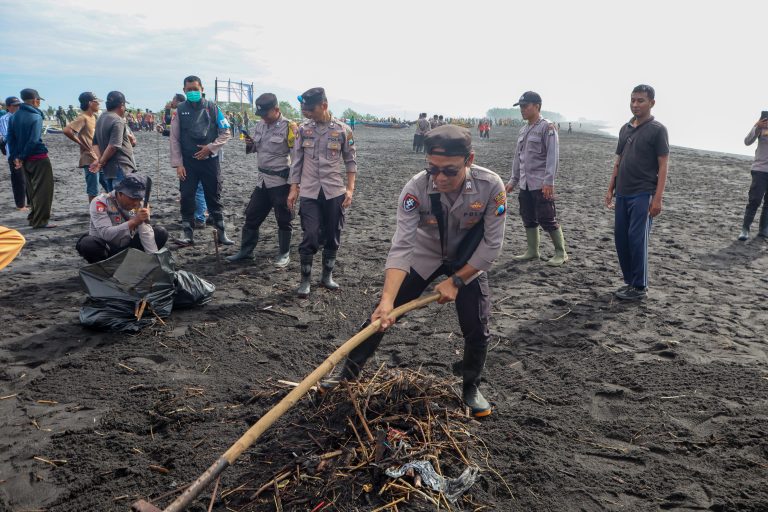 Polres Lumajang Gelar Aksi Bersih – bersih Wujudkan Pantai Watu Pecak Asri