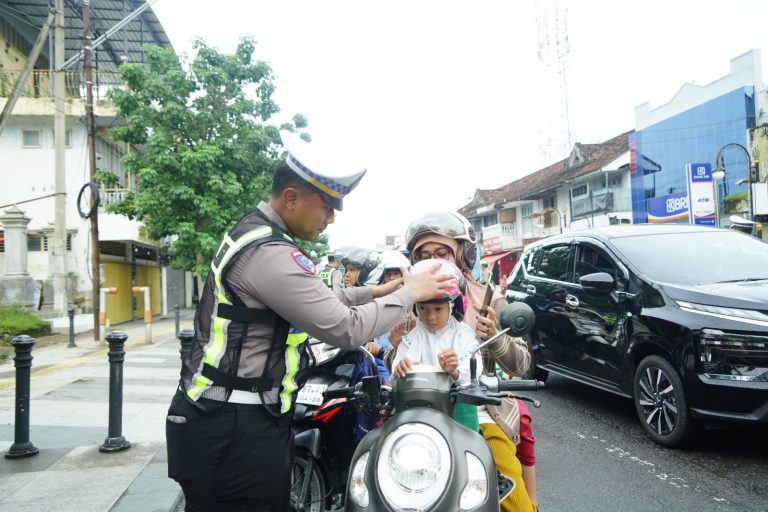 Operasi Keselamatan Semeru 2026, Satlantas Ponorogo Apresiasi Pengendara Tertib dengan Helm dan Cokelat