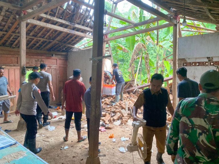 Rumah Warga Crabak Roboh Diterjang Banjir, TNI–Polri dan Warga Bergerak Cepat Evakuasi