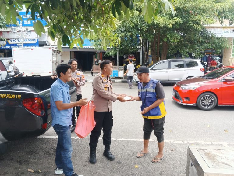 Polsek Ponorogo Gelar Jumat Berkah, Bagikan 200 Paket Nasi kepada Masyarakat