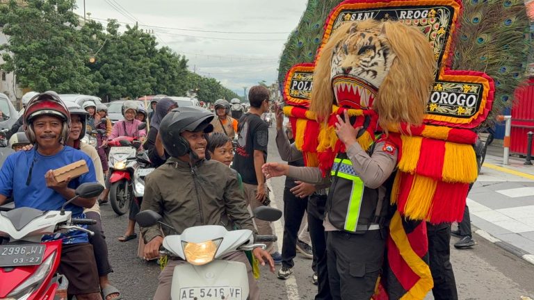 Atraksi Reyog di Perempatan Pasar Legi, Satlantas Polres Ponorogo Gaungkan Tertib Lalu Lintas