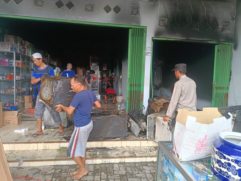 Respon tanggap polsek Sawo mendatangi Lokasi Kebakaran