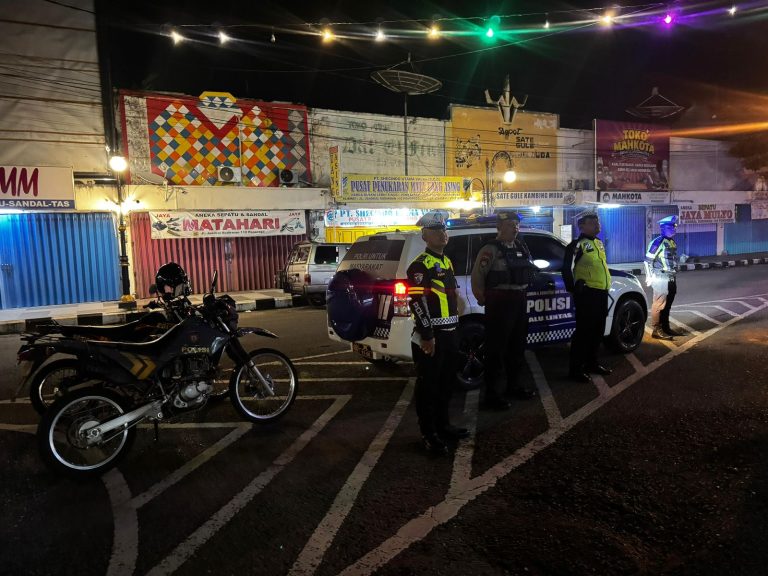 Ciptakan Rasa Aman Dan Nyaman Saat Libur Panjang dan Jelang Imlek 2026, Polres Ponorogo Gelar Patroli Malam