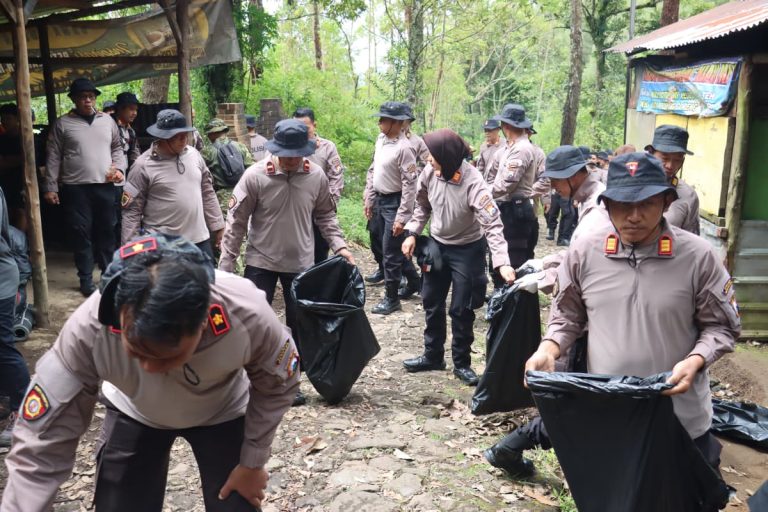 Gerakan Indonesia ASRI : Polres Magetan Gelar Korve di Jalur Pendakian Gunung Lawu