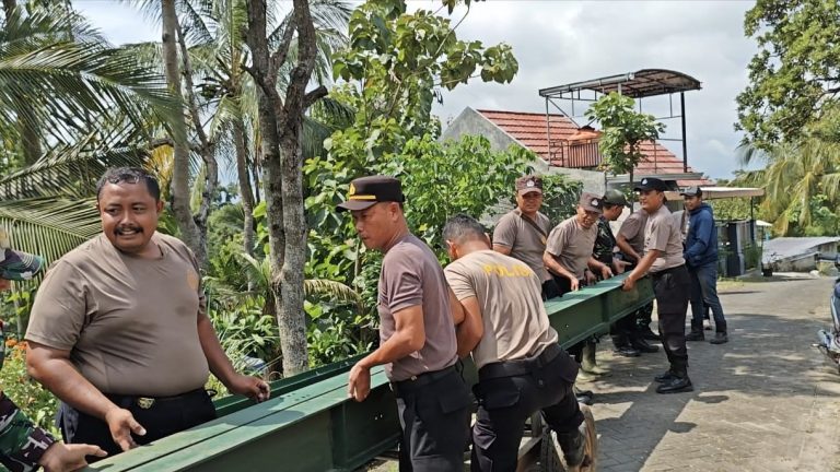 TNI-Polri dan Warga Gotong Royong Bangun Jembatan Darurat Penghubung Wagir Lor–Wates