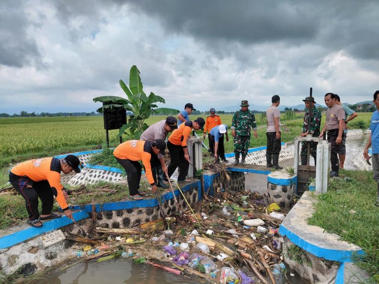 Viral Tumpukan Sampah, Polsek Jetis Turun Tangan, Dam Irigasi Dibersihkan, Aliran Air Kembali Lancar