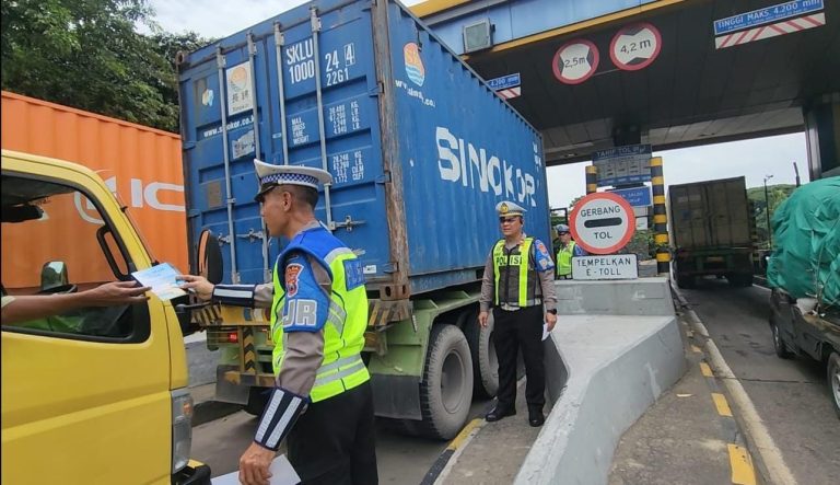 Polda Jatim Tertibkan Truk dan Bus yang Nekat Pakai Lajur Kanan