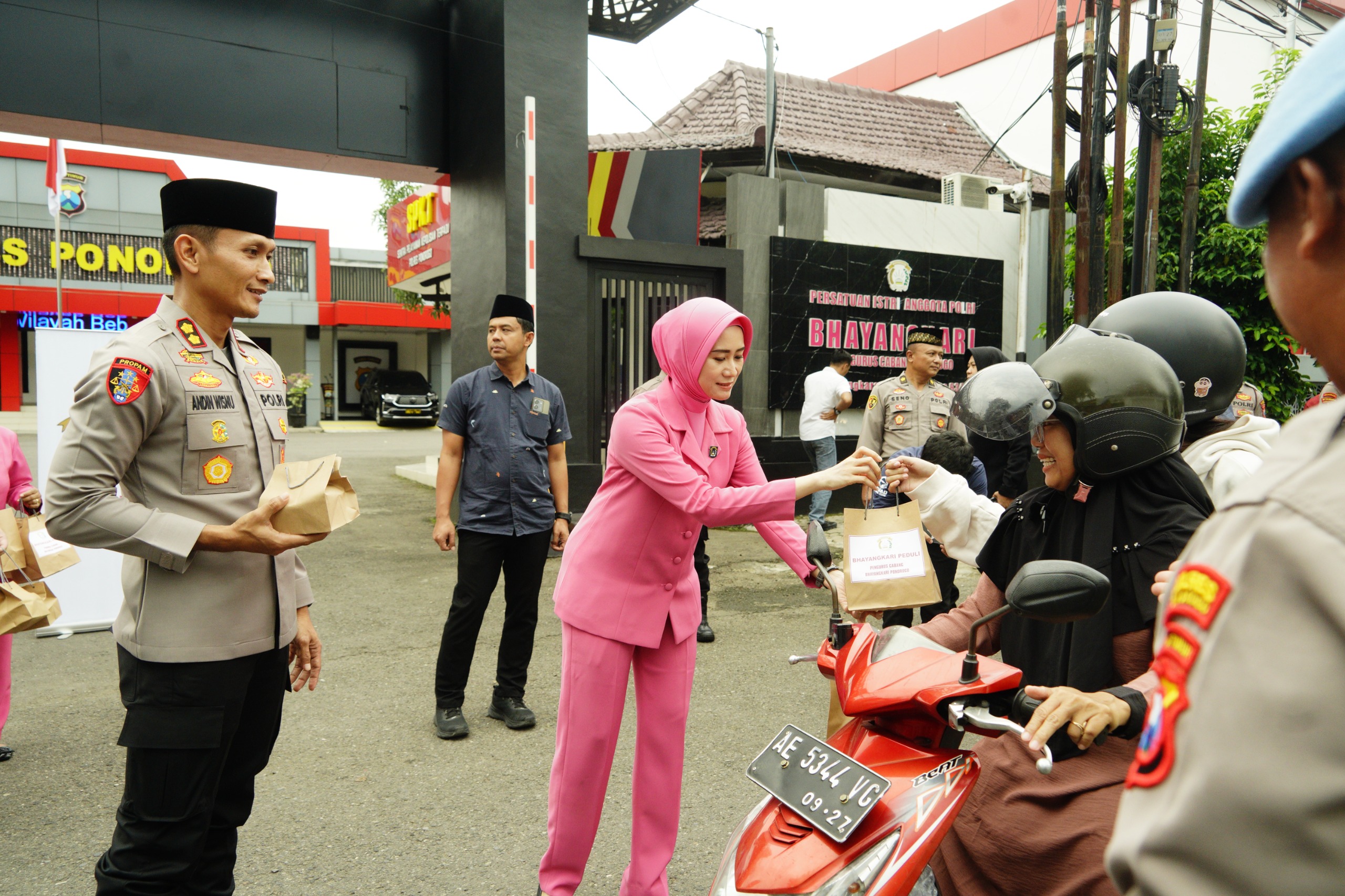 Bagikan Ratusan Takjil, Polres Ponorogo Hadirkan Ramadan Penuh Kebersamaan