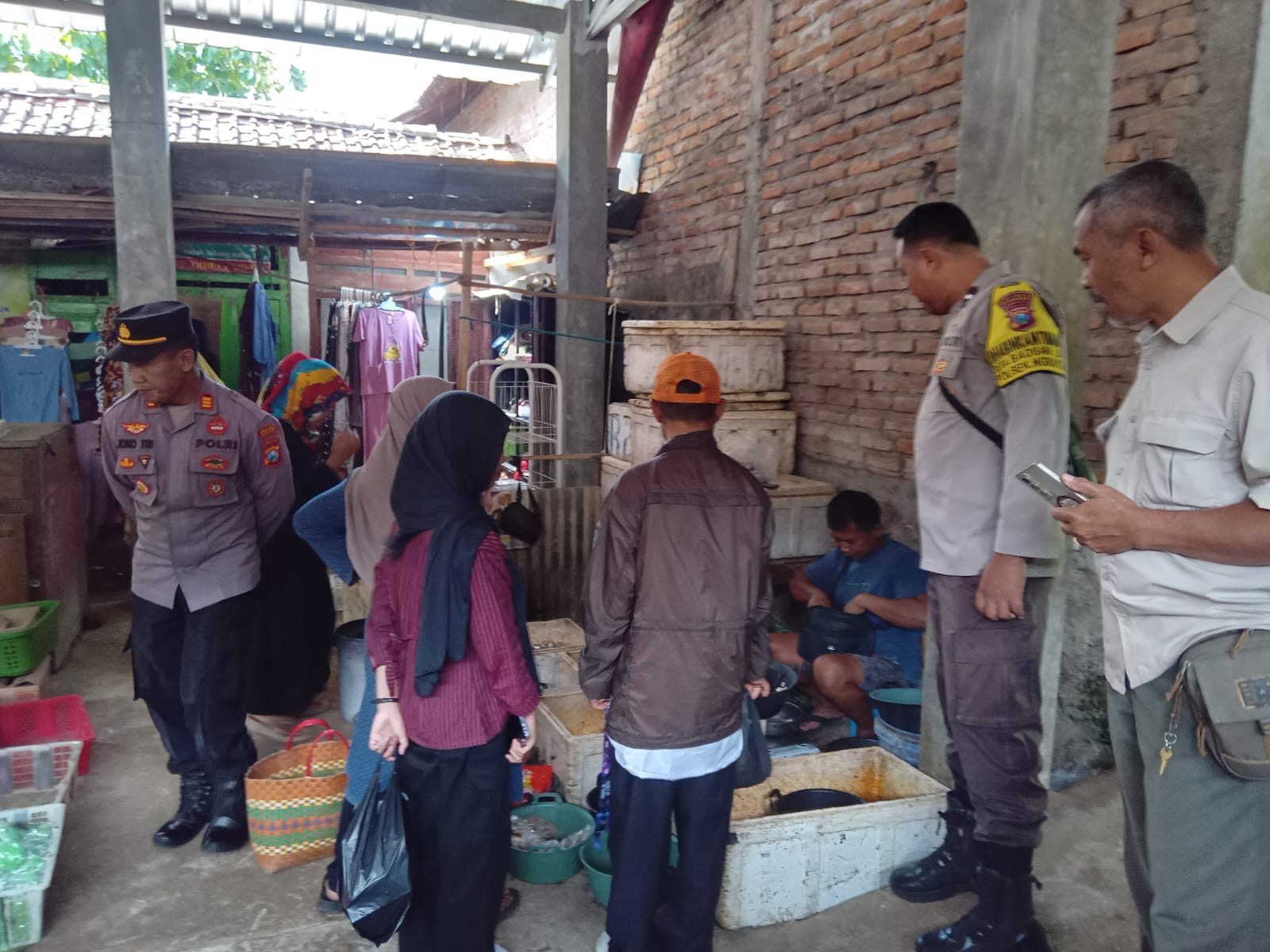 POLSEK NGRAYUN CEK HARGA KEBUTUHAN POKOK JELANG RAMADAN