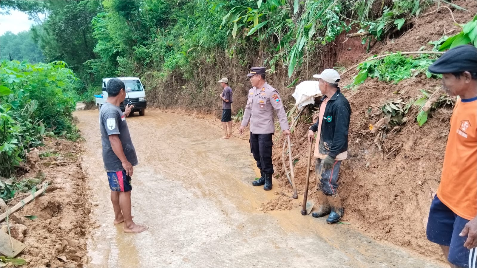 Polsek Ngrayun Bersama Warga Gelar Baksos Buka Akses Jalan Tertimbun Longsor