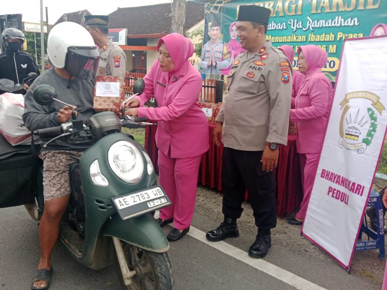 Kapolsek Somoroto Bersama Bhayangkari Bagikan Takjil di Bulan Suci Ramadhan 1447 H