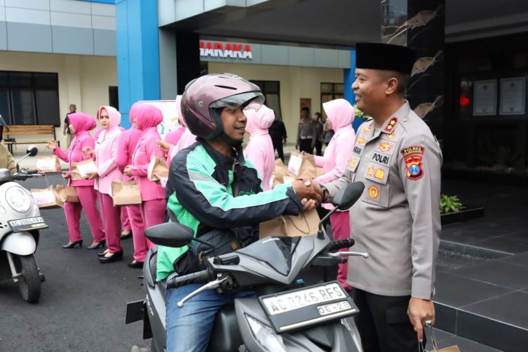 Polres Tulungagung Berbagi Takjil Tebar Kebaikan di Bulan Ramadhan