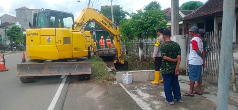 POLSEK BADEGAN LAKSANAKAN PENDAMPINGAN NORMALISASI SALURAN IRIGASI DI DEPAN PASAR RAKYAT BADEGAN