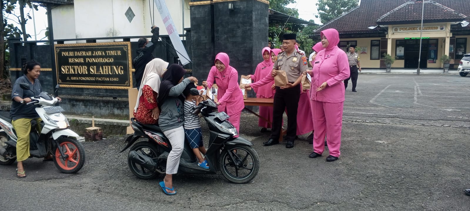 KAPOLSEK SLAHUNG BERSAMA BHAYANGKARI BAGIKAN 100 PAKET TAKJIL DI DEPAN MAPOLSEK