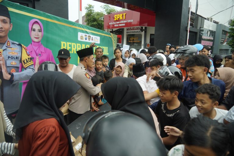 Polres Ponorogo Bagikan 200 Paket Takjil, Warga Antusias Sambut Aksi Ramadhan