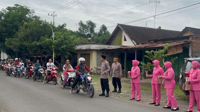 Kapolsek Bungkal Bersama Bhayangkari Bagikan Takjil Ramadhan 1447 H