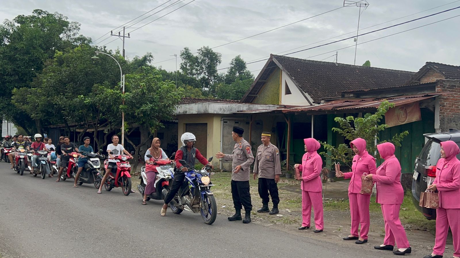 Kapolsek Bungkal Bersama Bhayangkari Bagikan Takjil Ramadhan 1447 H