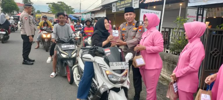 Kapolsek Jenangan Bersama Bhayangkari Bagikan 250 Paket Takjil di Bulan Ramadhan 1447 H